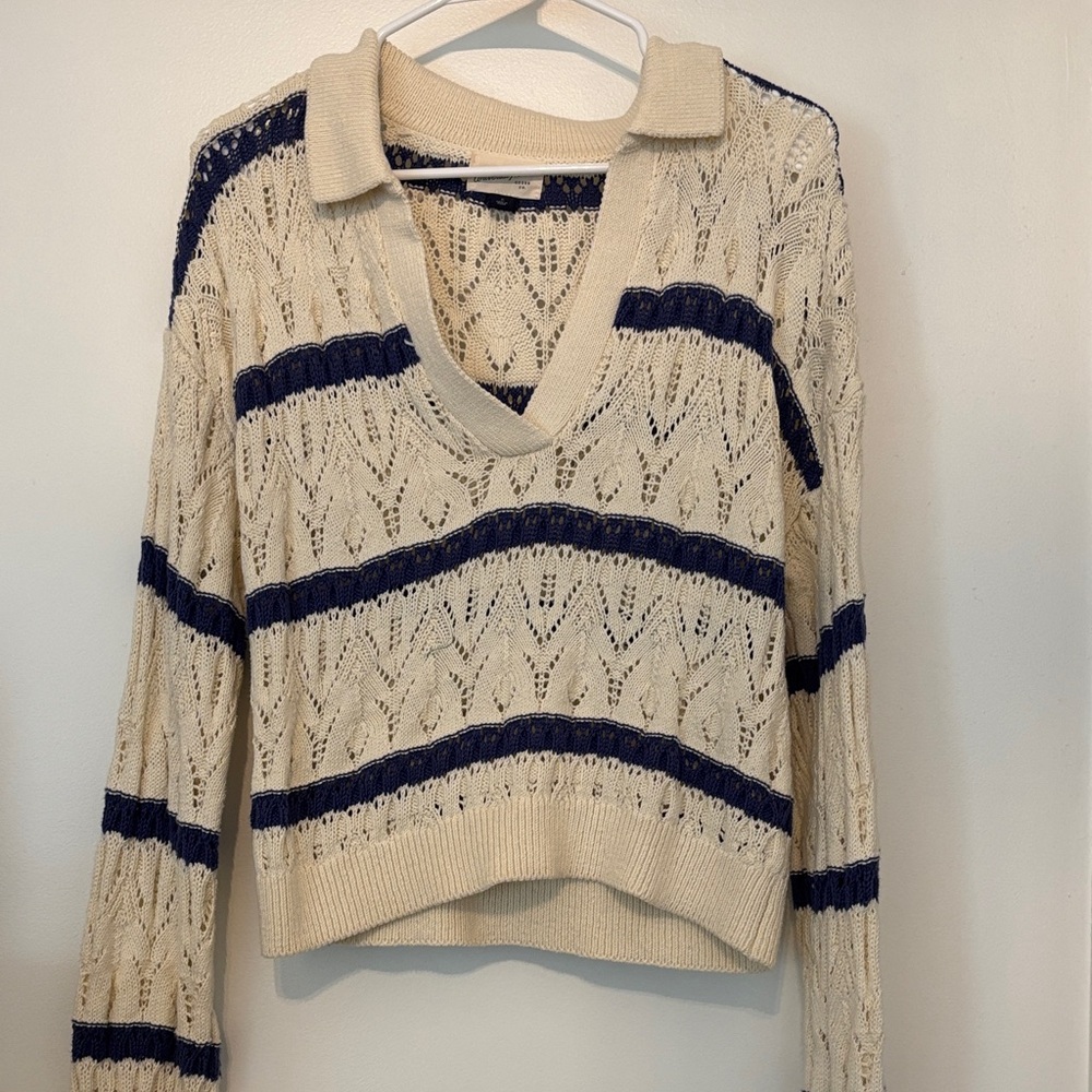 Universal Thread Cream and Navy Striped V‑Neck Collar Sweater